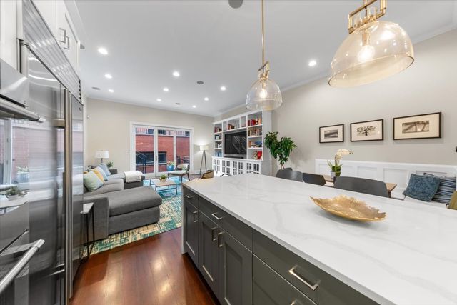 1716 W Wolfram Street, Chicago, IL 60657