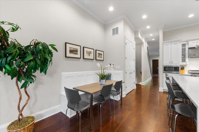 1716 W Wolfram Street, Chicago, IL 60657