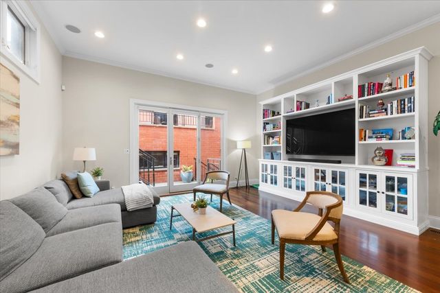 1716 W Wolfram Street, Chicago, IL 60657