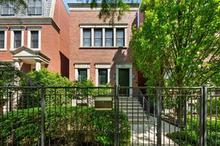1716 W Wolfram Street, Chicago, IL 60657