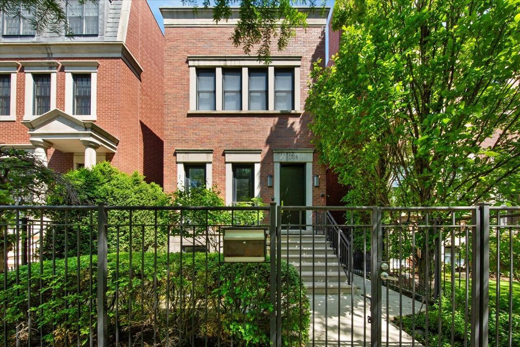 1716 W Wolfram Street, Chicago, IL 60657