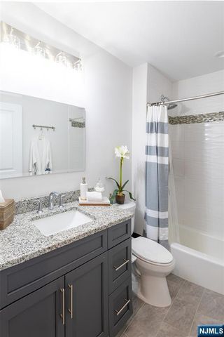 67 Bluffs Court, Hamburg, NJ 07419