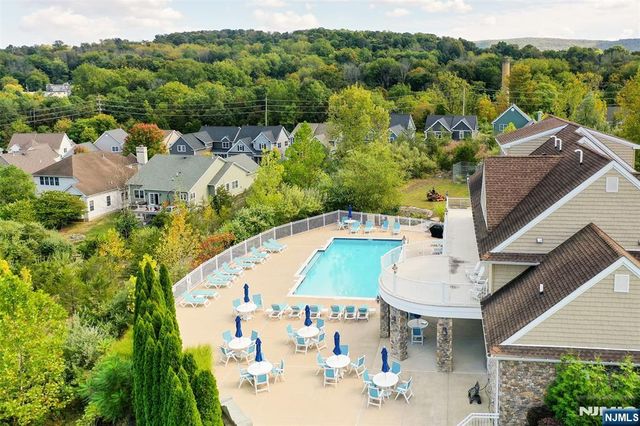 67 Bluffs Court, Hamburg, NJ 07419