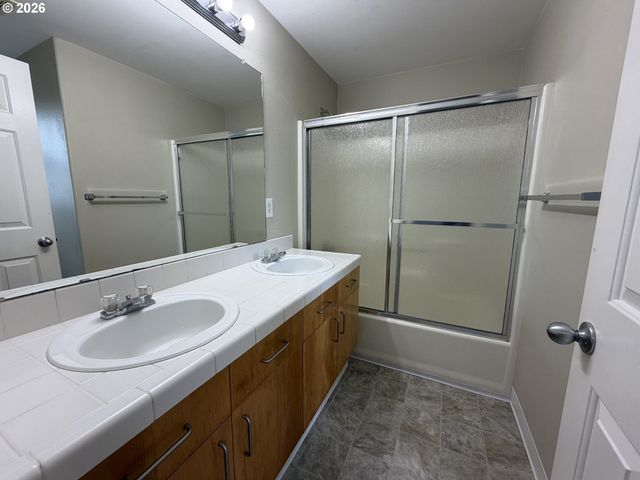 571 Sw 207TH Ave, Beaverton, OR 97006