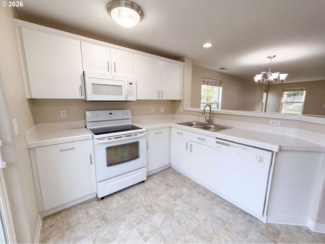 571 Sw 207TH Ave, Beaverton, OR 97006