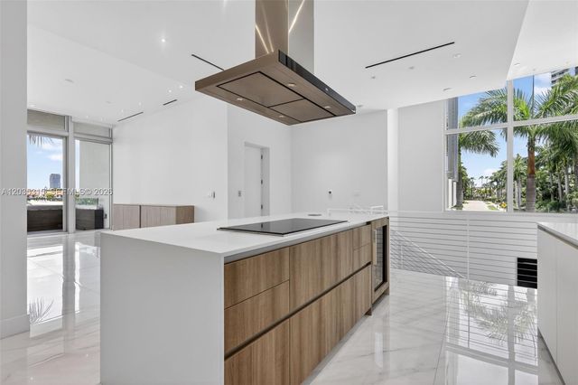 3750 Yacht Club Dr TH5, Aventura, FL 33180