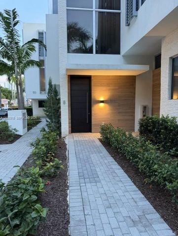 3750 Yacht Club Dr TH5, Aventura, FL 33180