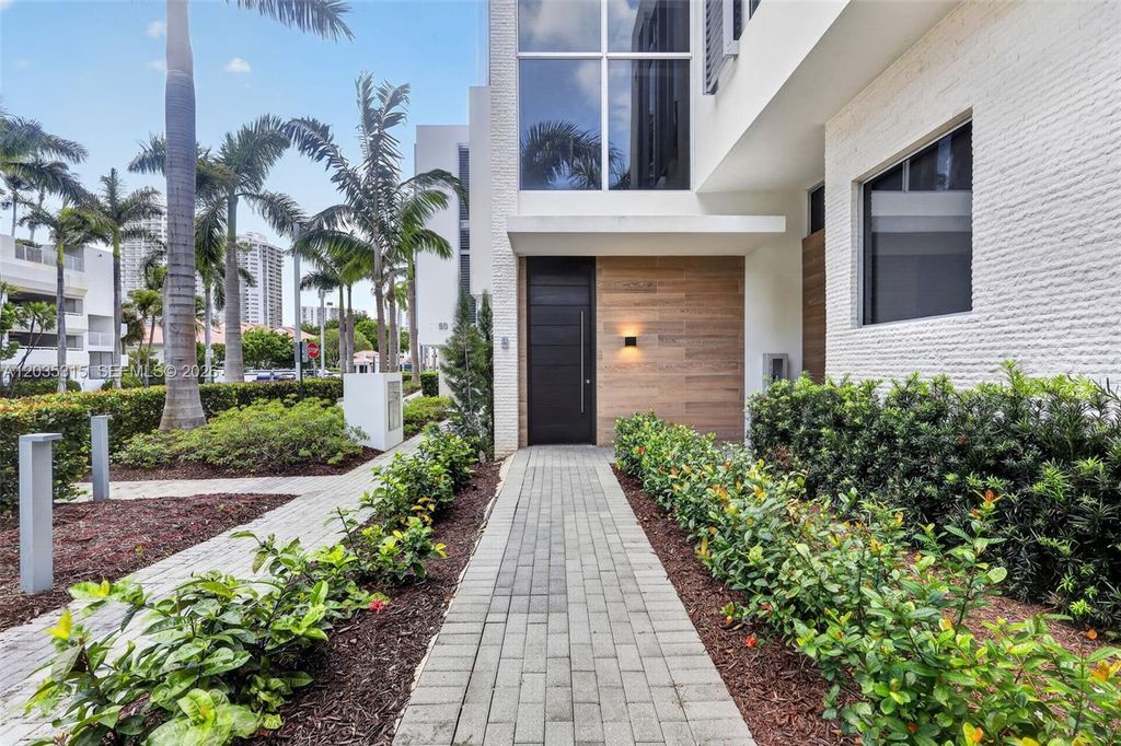 3750 Yacht Club Dr TH5, Aventura, FL 33180