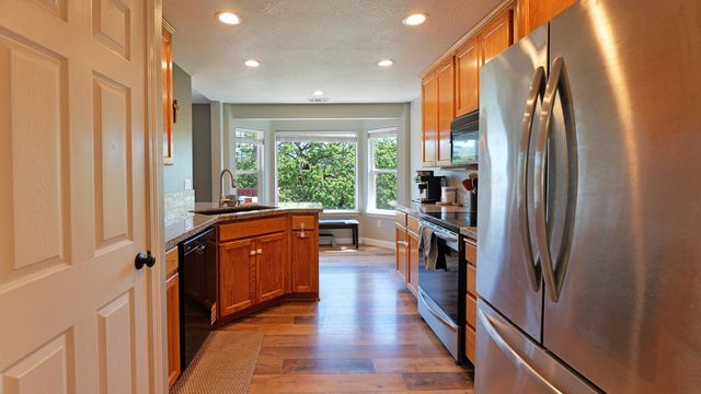 381 Pinetop Terrace, Shady Cove, OR 97539