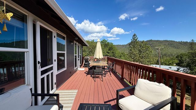 381 Pinetop Terrace, Shady Cove, OR 97539