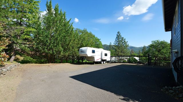 381 Pinetop Terrace, Shady Cove, OR 97539