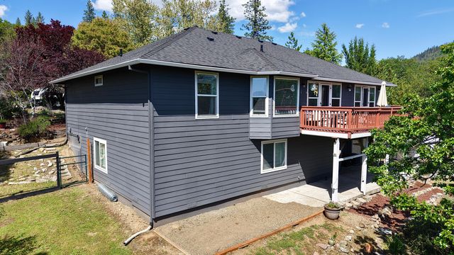 381 Pinetop Terrace, Shady Cove, OR 97539