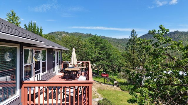 381 Pinetop Terrace, Shady Cove, OR 97539