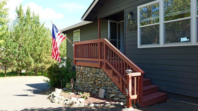 381 Pinetop Terrace, Shady Cove, OR 97539
