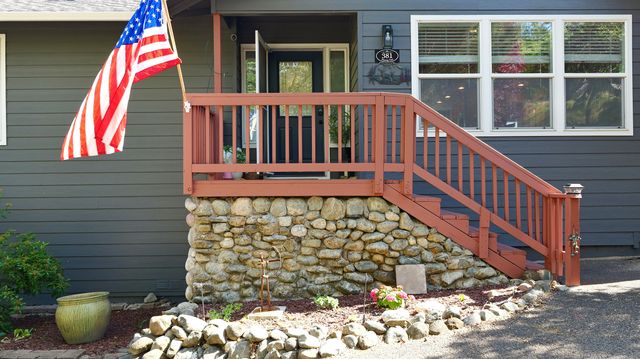 381 Pinetop Terrace, Shady Cove, OR 97539