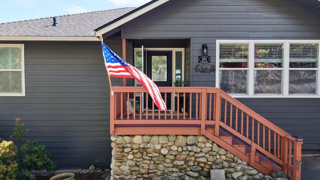 381 Pinetop Terrace, Shady Cove, OR 97539