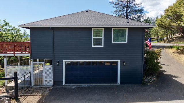 381 Pinetop Terrace, Shady Cove, OR 97539