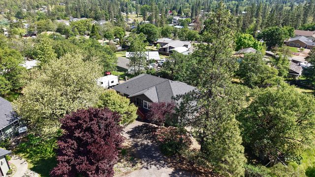 381 Pinetop Terrace, Shady Cove, OR 97539