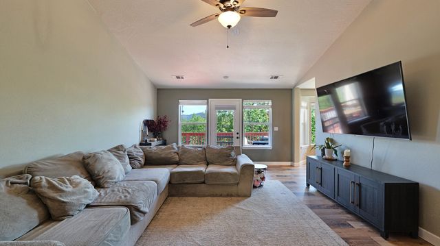 381 Pinetop Terrace, Shady Cove, OR 97539