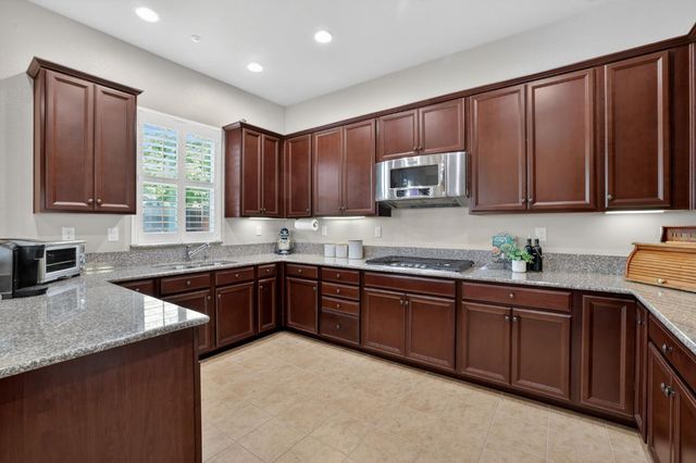 2151 Langtree Dr, Roseville, CA 95747