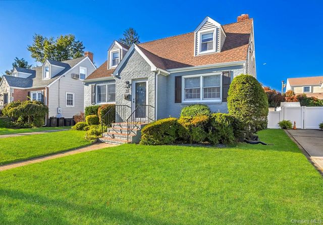 18 Dorothy Place, Lynbrook, NY 11563