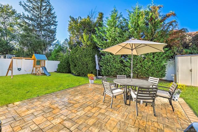 18 Dorothy Place, Lynbrook, NY 11563