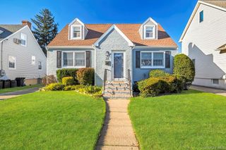 18 Dorothy Place, Lynbrook, NY 11563