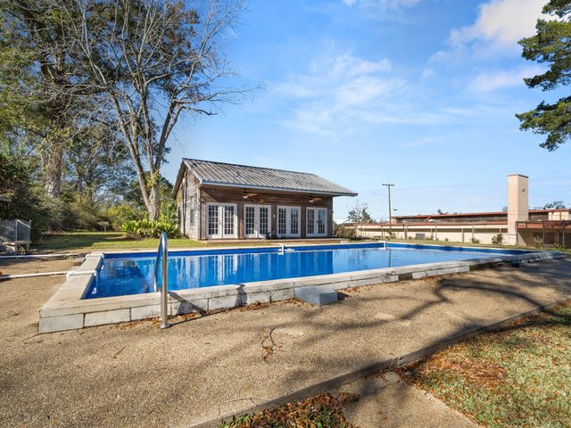 300 S 8th St, Leesville, LA 71446