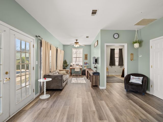 300 S 8th St, Leesville, LA 71446