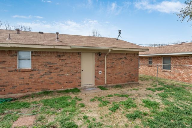 808 VOGEL STREET, Iowa Park, TX 76367