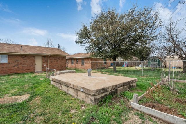 808 VOGEL STREET, Iowa Park, TX 76367