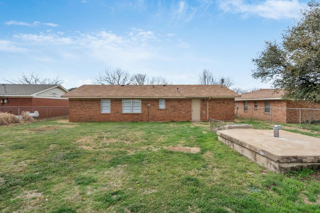 808 VOGEL STREET, Iowa Park, TX 76367