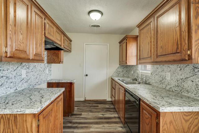 808 VOGEL STREET, Iowa Park, TX 76367