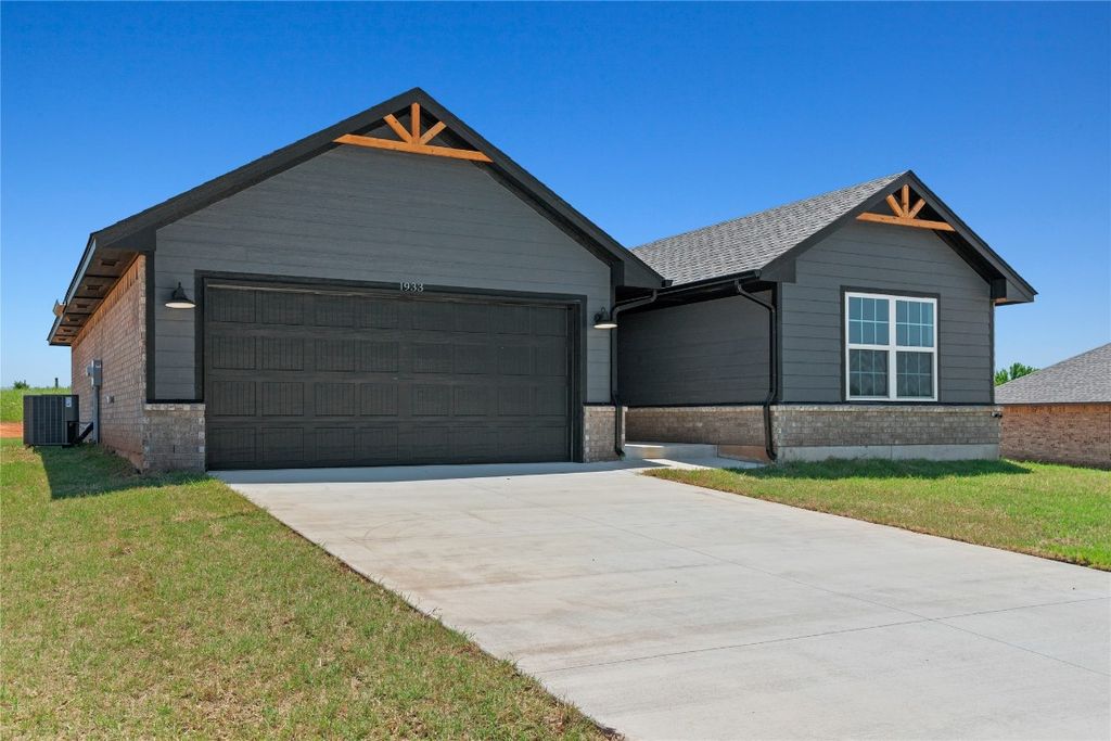 1933 Olive Avenue, Tuttle, OK 73089