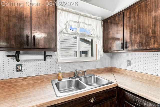 909 Lochhead Avenue, Flint, MI 48507