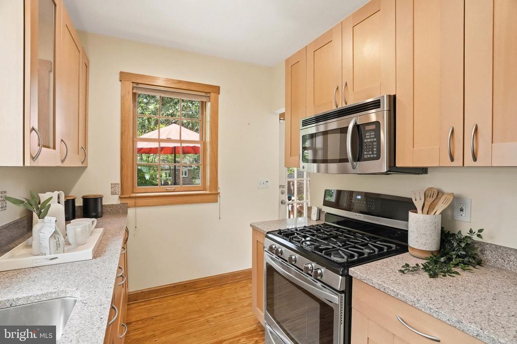 Image 10 of property listing at 4003 OGLETHORPE ST, Hyattsville, MD 20782