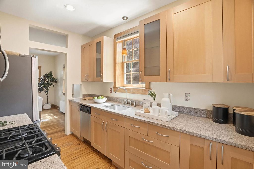Image 11 of property listing at 4003 OGLETHORPE ST, Hyattsville, MD 20782