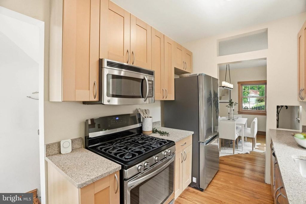 Image 12 of property listing at 4003 OGLETHORPE ST, Hyattsville, MD 20782