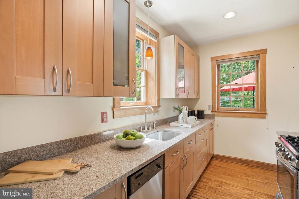 Image 13 of property listing at 4003 OGLETHORPE ST, Hyattsville, MD 20782