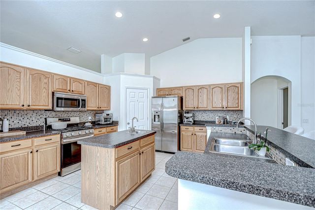 7107 COLONIAL LAKE DR, Riverview, FL 33578