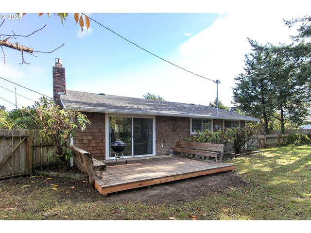 523 2ND St, Gearhart, OR 97138