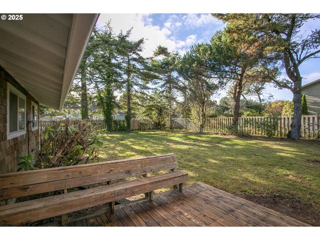 523 2ND St, Gearhart, OR 97138