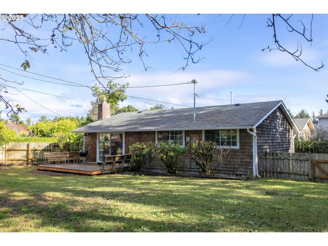 523 2ND St, Gearhart, OR 97138