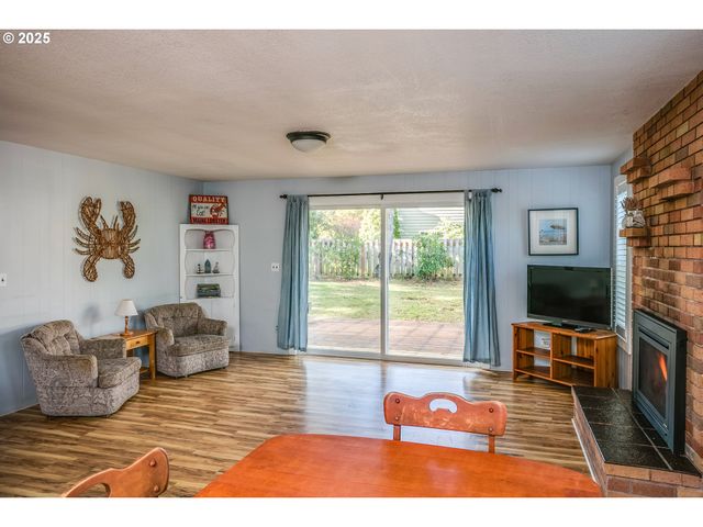 523 2ND St, Gearhart, OR 97138