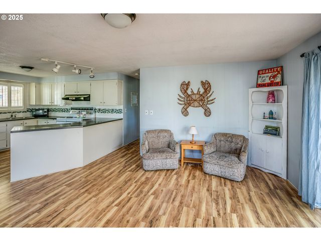 523 2ND St, Gearhart, OR 97138