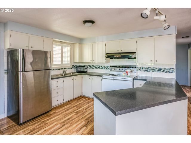 523 2ND St, Gearhart, OR 97138