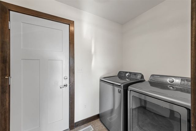 369 Bent Creek Dr, Marion, IA 52302