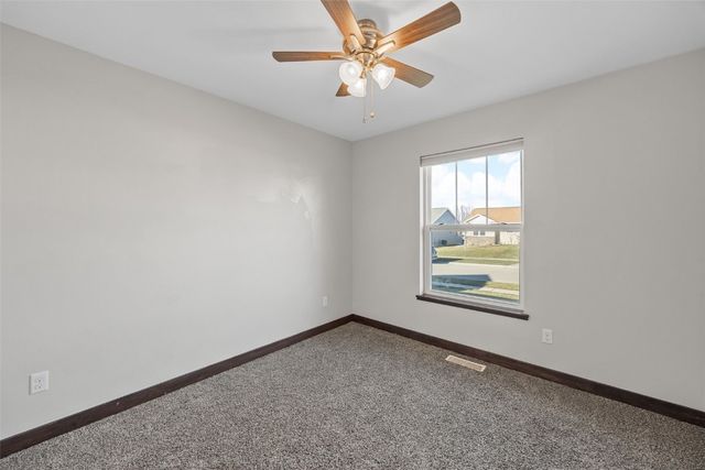 369 Bent Creek Dr, Marion, IA 52302