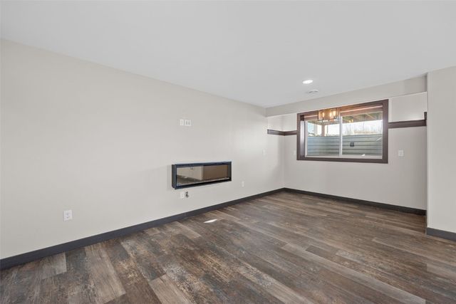 369 Bent Creek Dr, Marion, IA 52302