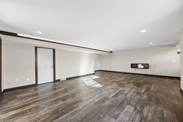 369 Bent Creek Dr, Marion, IA 52302